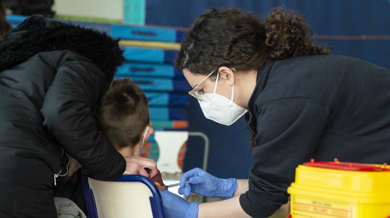 Un niño recibe la vacuna contra el Covid-19, en el CEIP Manel García Grau (castellón de la Plana)