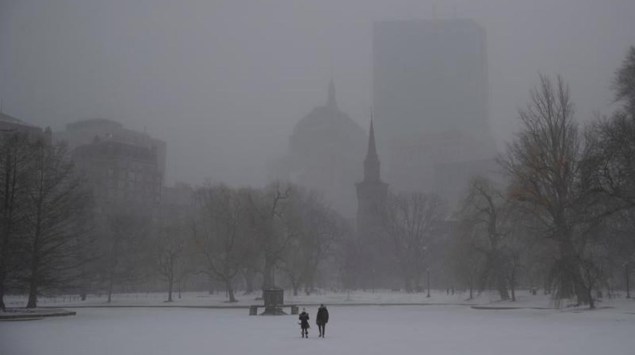 Una pareja cruza este sábado una laguna congelada en el Boston Public Gardens, en Boston, Massachusetts, EE.UU.