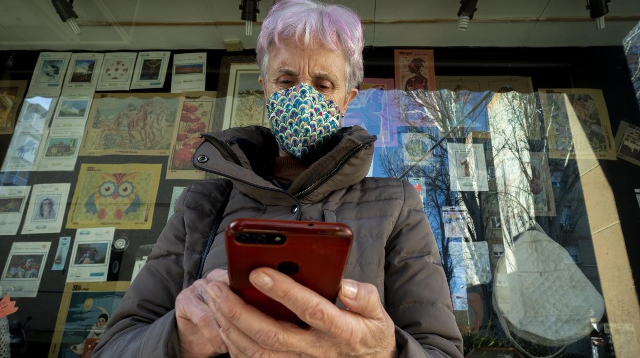Muchos mayores (como Paqui, en la imagen) son incapaces de operar a través de aplicaciones e incluso cajeros