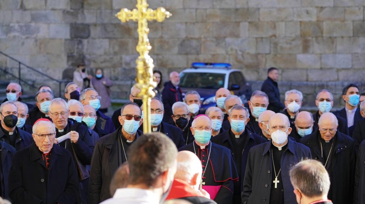 Varios obispos en las inmediaciones de la Catedral de Santiago, una de las actividades de la peregrinación a Santiago de Compostela, a 19 de noviembre de 2021