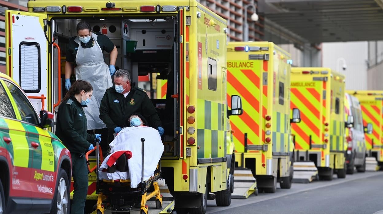 Personal sanitario traslada a pacientes en ambulancias en Londres