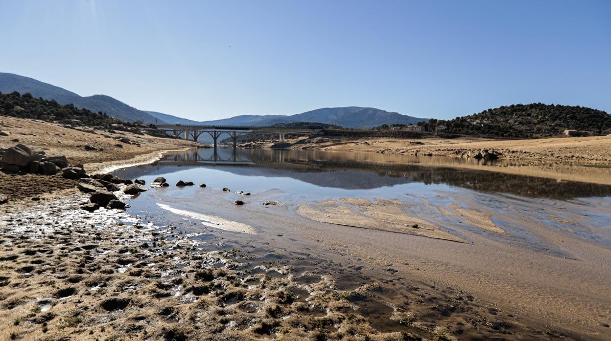 El pantano de El Burguillo, en la provincia de Ávila, almacena estos días 80 hectómetros cúbicos de agua, la mitad que el año pasado. Está al 39 por ciento de su capacidad