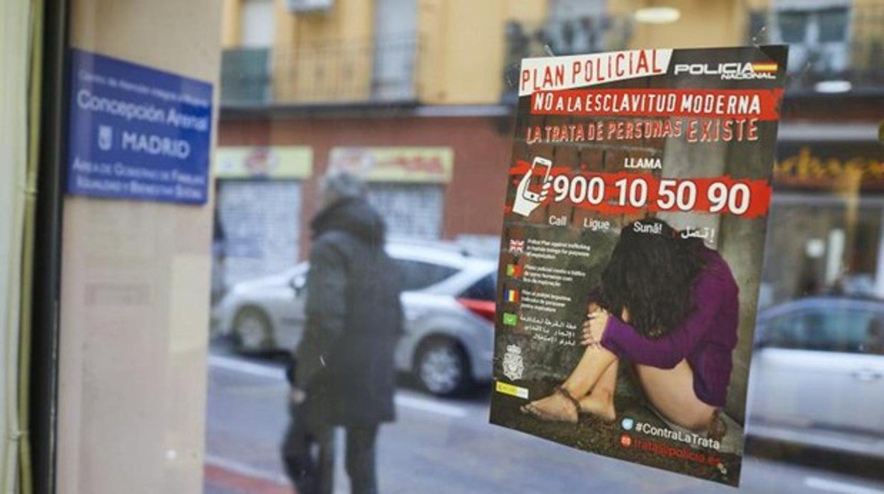 Un cartel con un teléfono para ayduar a las víctimas de trata