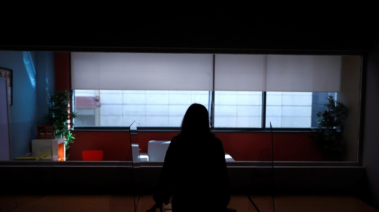 Una mujer aguarda en un Juzgado de Mujer de Madrid a testificar contra su presunto agresor