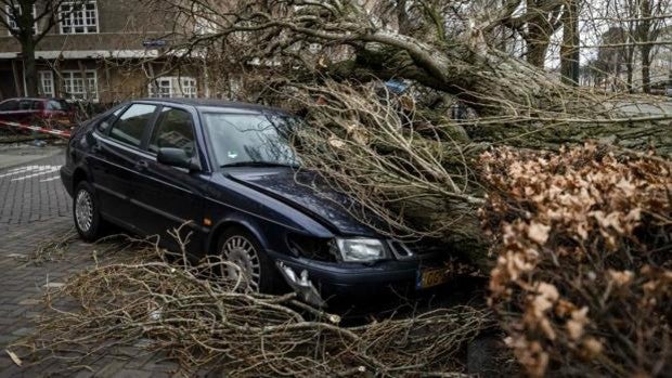 La tormenta Eunice que azota al norte de Europa deja al menos 10 muertos