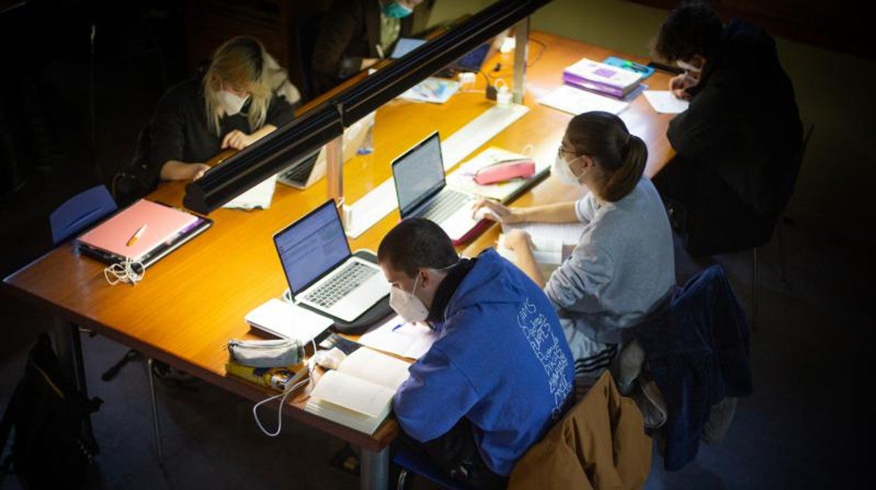 Jóvenes estudian en una biblioteca