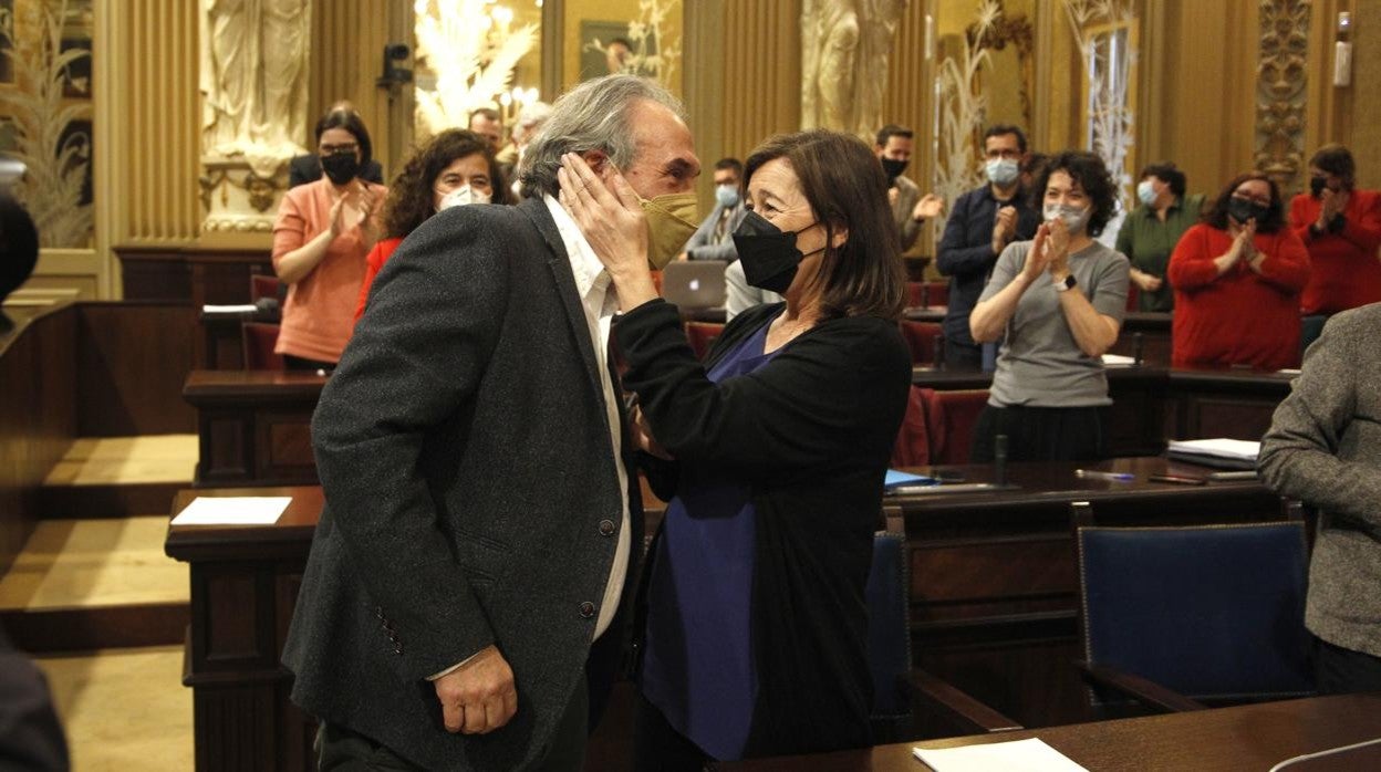 El conseller de Educació, Martí March (izq.) y la presidenta del Govern balear, Francina Armengol (dcha.), se abrazan durante la sesión plenaria en el Parlament de las Islas Baleares celebrada ayer