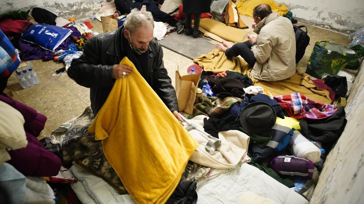 Personas sin hogar se refugian en el metro durante el temporal de Filomena