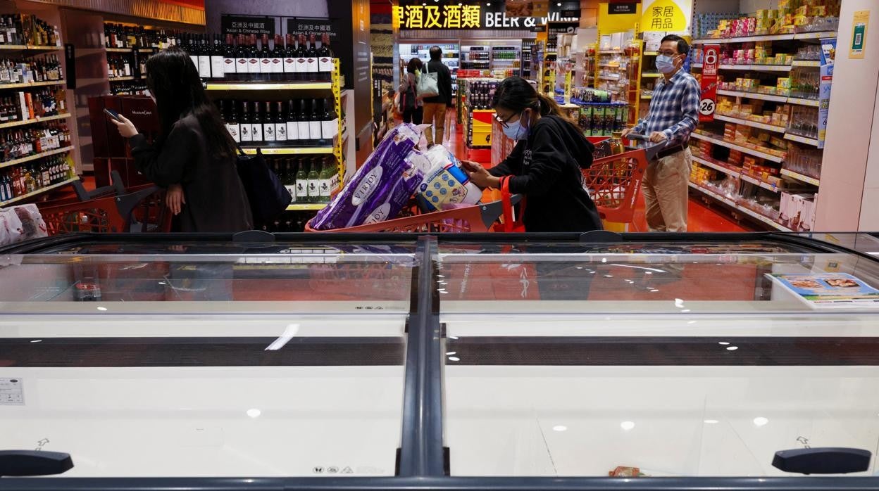 Los clientes vacían los supermercados de Hong Kong por temor a un posible confinamiento