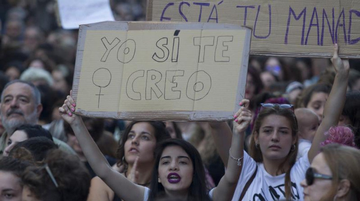 Manifestación en Pamplona en apoyo de la víctima de La Manada