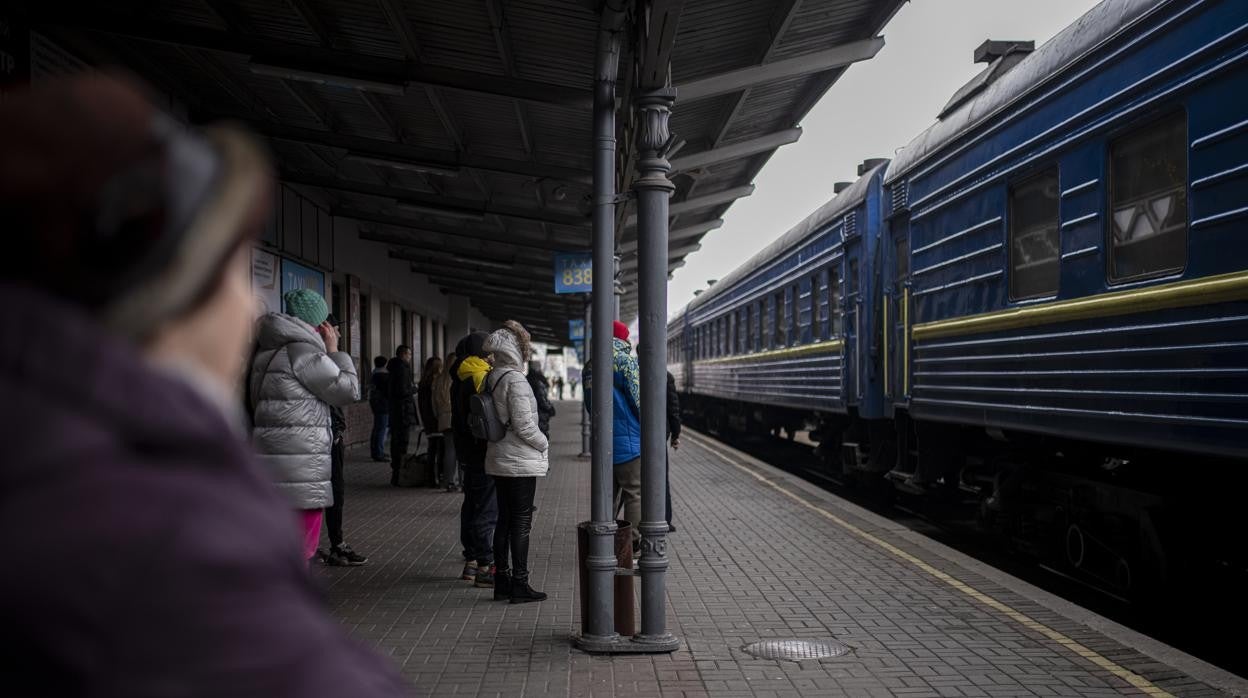 Varias personas esperan la llegada de un tren procedente de Kiev, al oeste de Ucrania