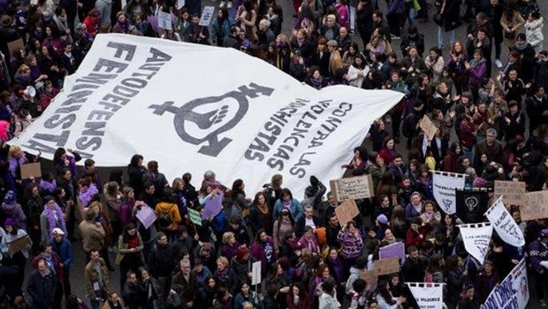 Participantes en la manifestación celebrada hoy en Madrid en conmemoración del Día Internacional de la Mujer