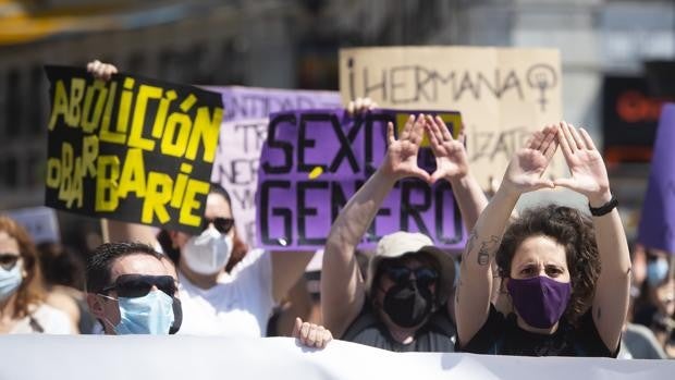 El feminismo marcha por separado este 8-M: los puntos que lo dividen en dos manifestaciones