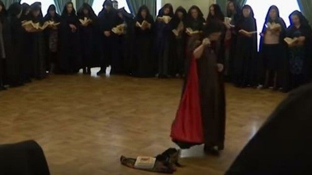 Un centenar de brujas rusas organiza una ceremonia para apoyar con «hechizos» a Putin