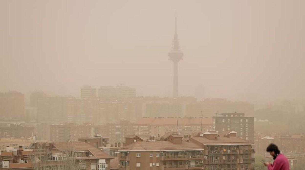 La calima cubre la ciudad de Madrid, este martes a primera hora