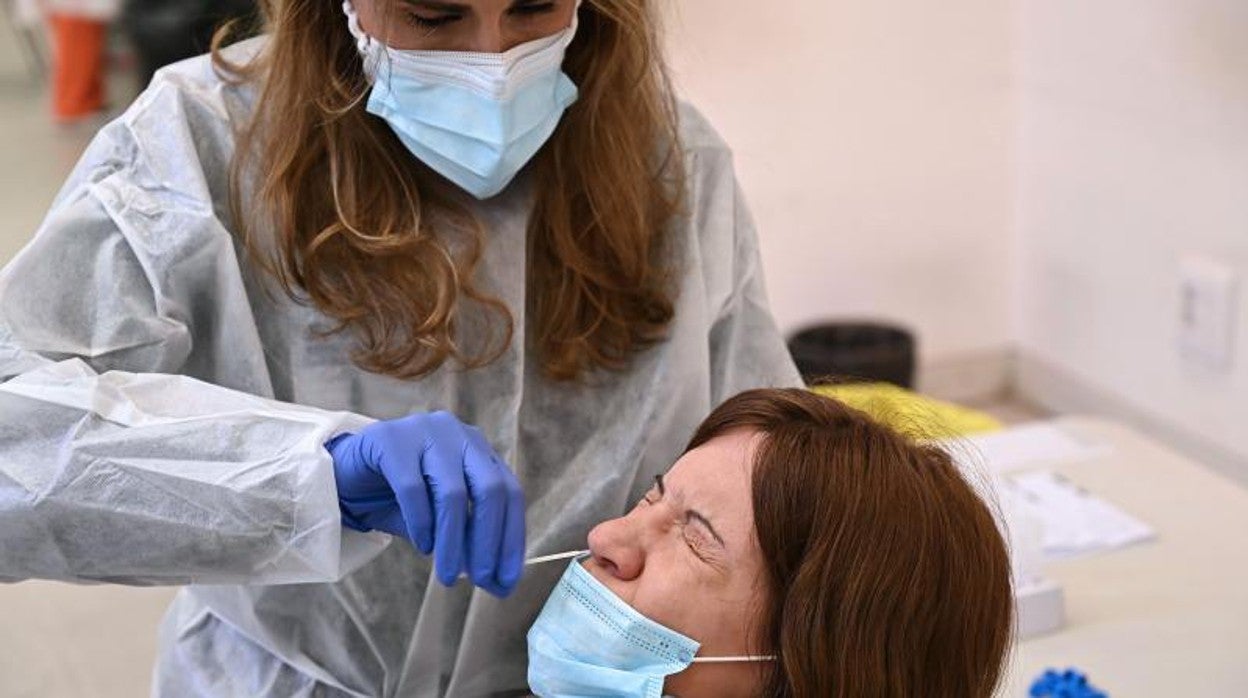 Una mujer se hace un test de coronavirus en Alcalá de Henares (Madrid)