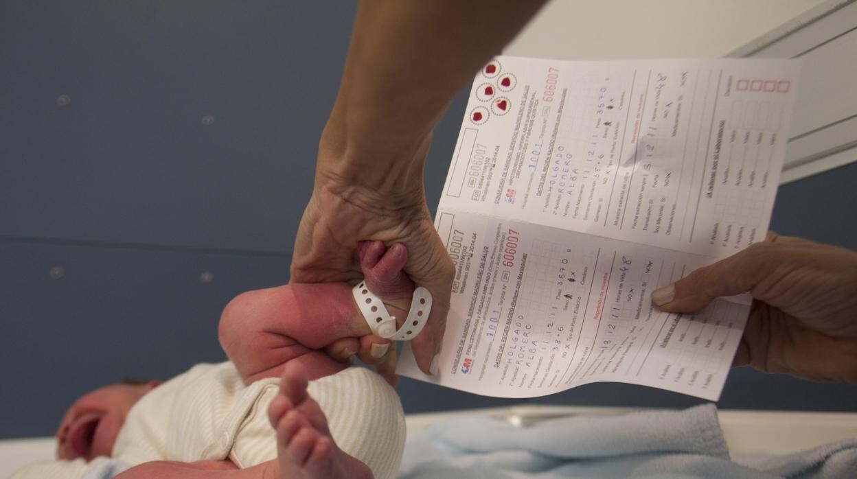 Prueba del talón a un recién nacido en el Hospital Materno Infantil Gregorio Marañón