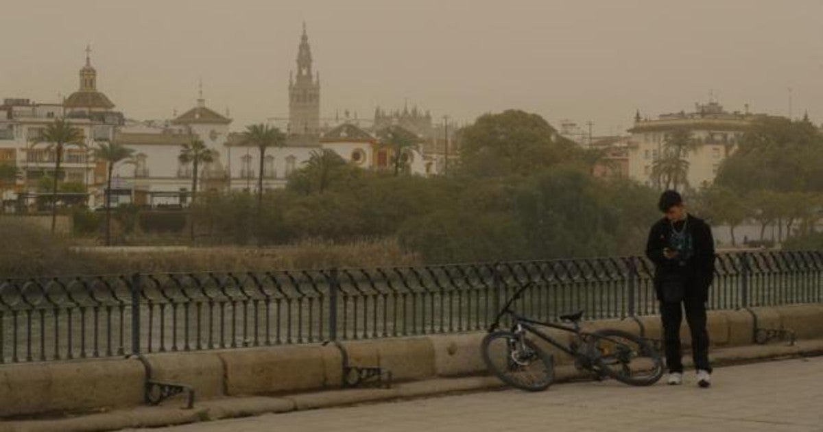 Sevilla, bajo la lluvia y la calima