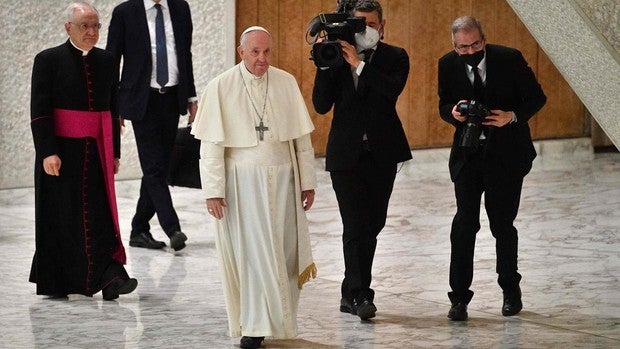 El Papa firma la constitución que reforma la Curia vaticana y consolida que las mujeres puedan acceder a altos cargos