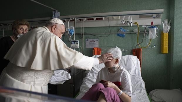 El Papa visita a niños de Ucrania ingresados en hospital del Vaticano