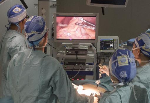 Carlos Ballesta en una cirugía bariátrica por laparoscopia
