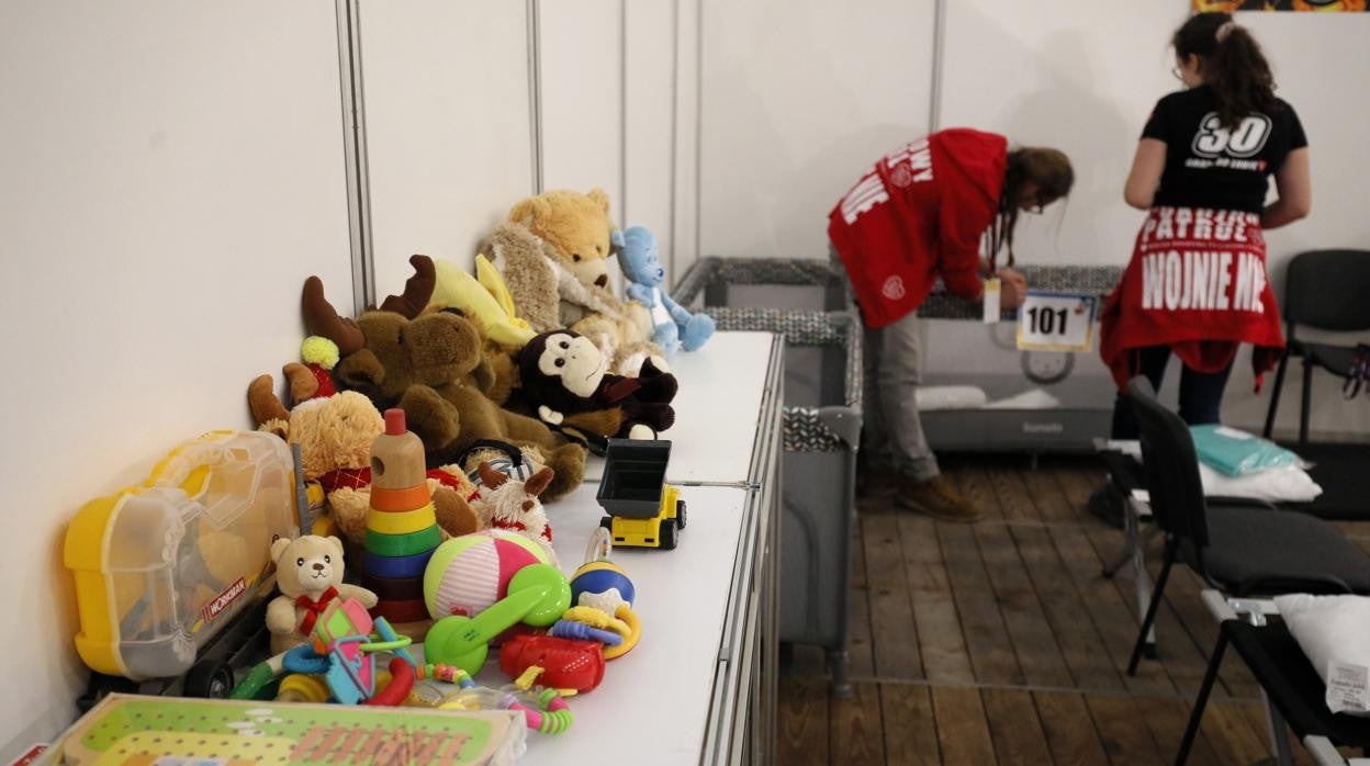 Juguetes y peluches en un centro de acogida para refugiados ucranianos cerca de Varsovia, en Polonia