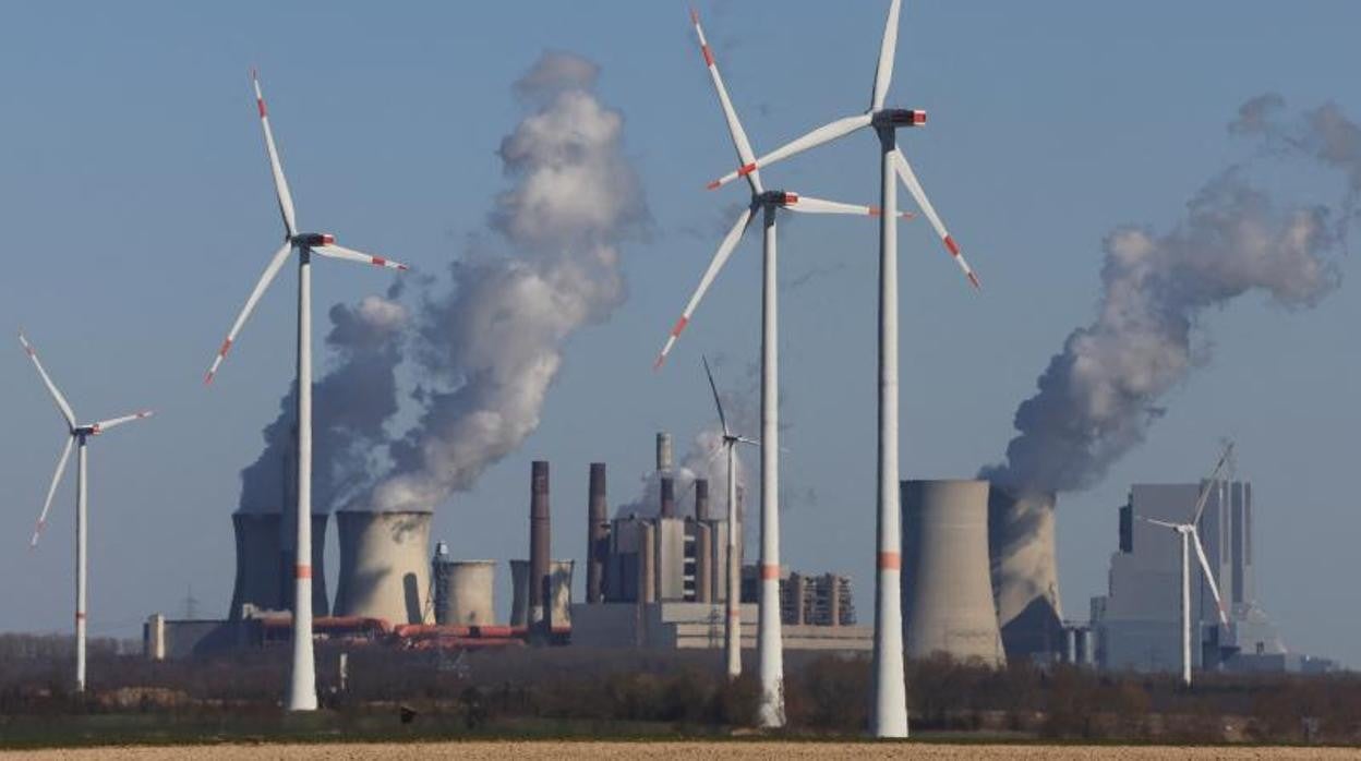 Turbinas eólicas frente a una central eléctrica de carbón en Alemania