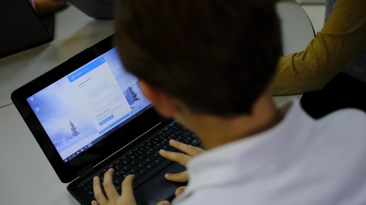 Un niño utiliza un ordenador en clase