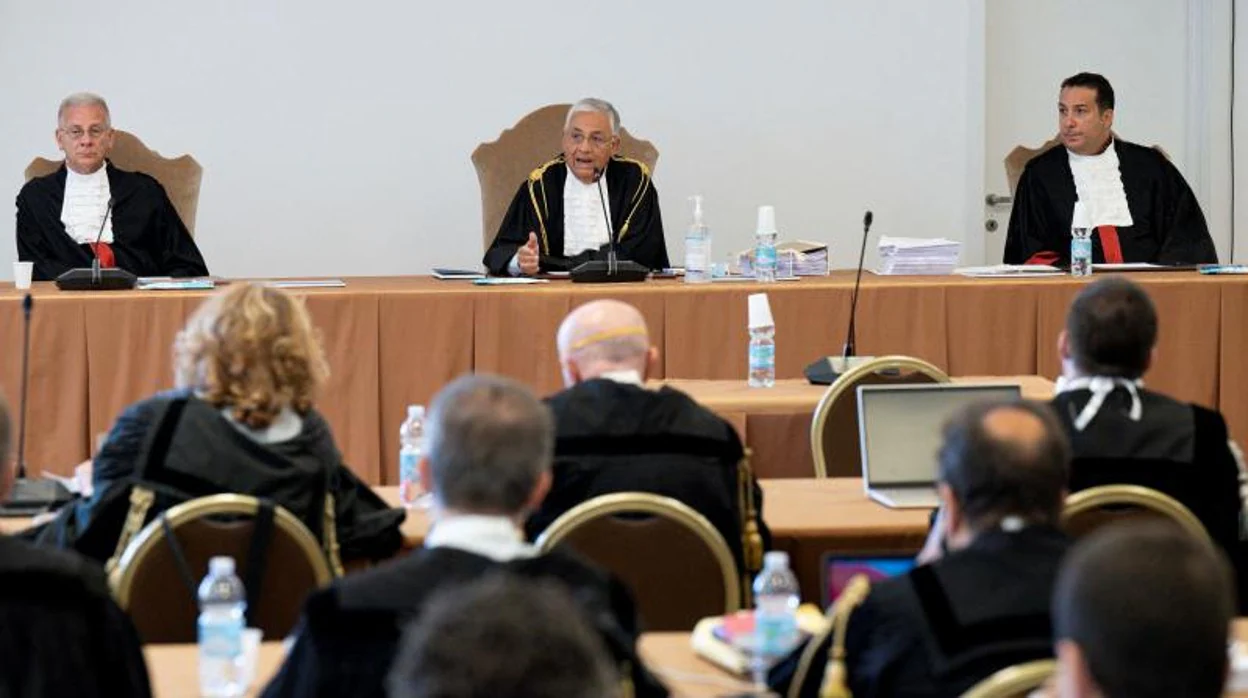 El tribunal que juzga al cardenal Becciu en la sesión del 18 de marzo