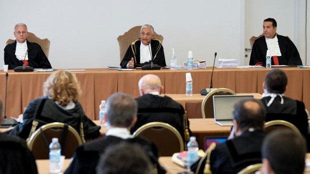 El Papa autoriza al cardenal Becciu a romper el secreto pontificio para que pueda defenderse en los tribunales