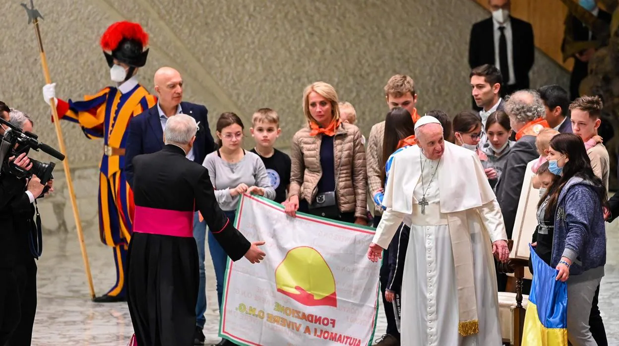 El Papa, este miércoles, junto a un grupo de refugiados ucranianos