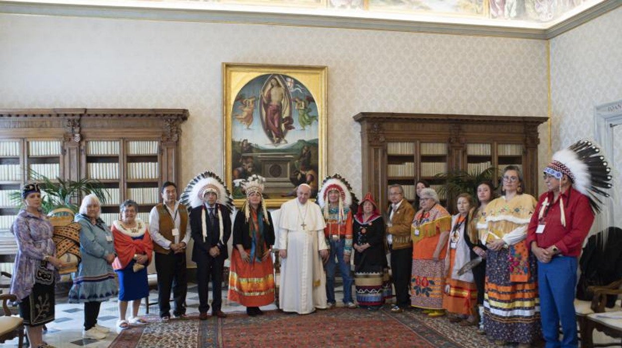 El Papa Francisco con los indígenas canadienses que han acudido a la audiencia