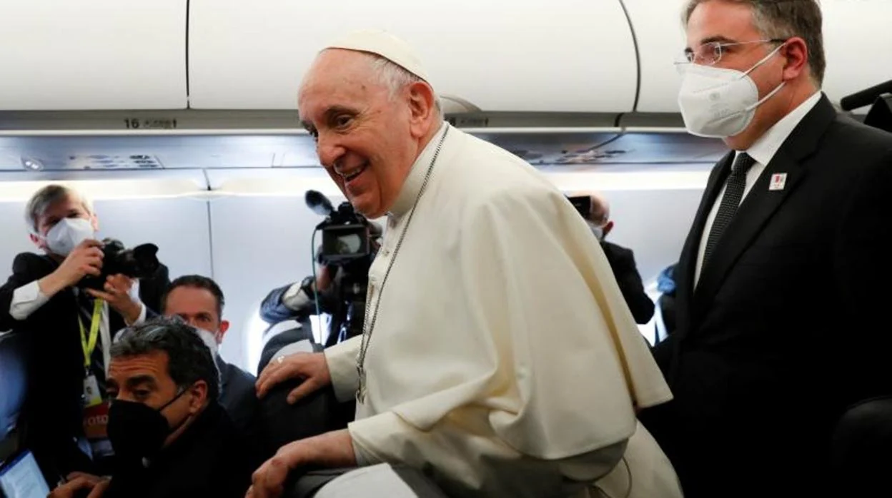 El Papa Francisco durante el vuelo a Malta