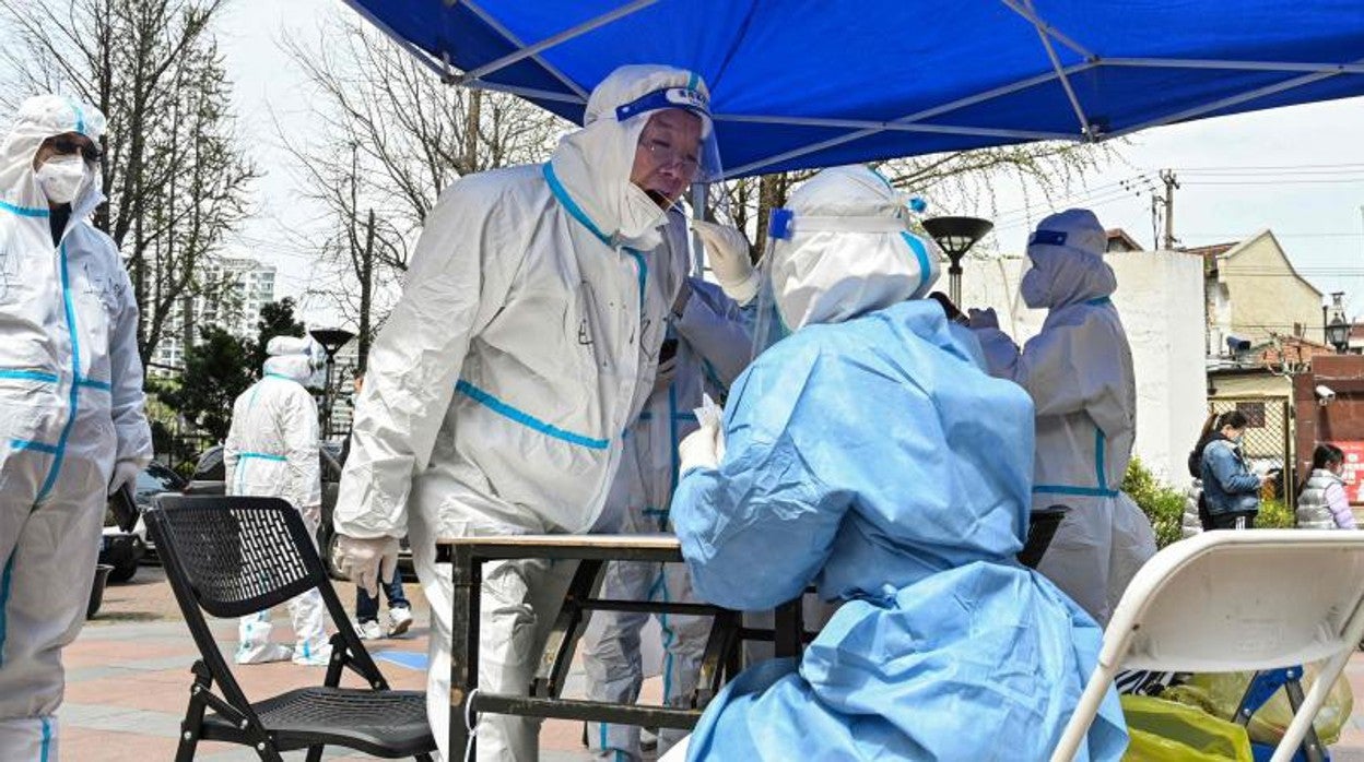 Trabajadores sanitarios y voluntarios realizan un cribado en Shanghái