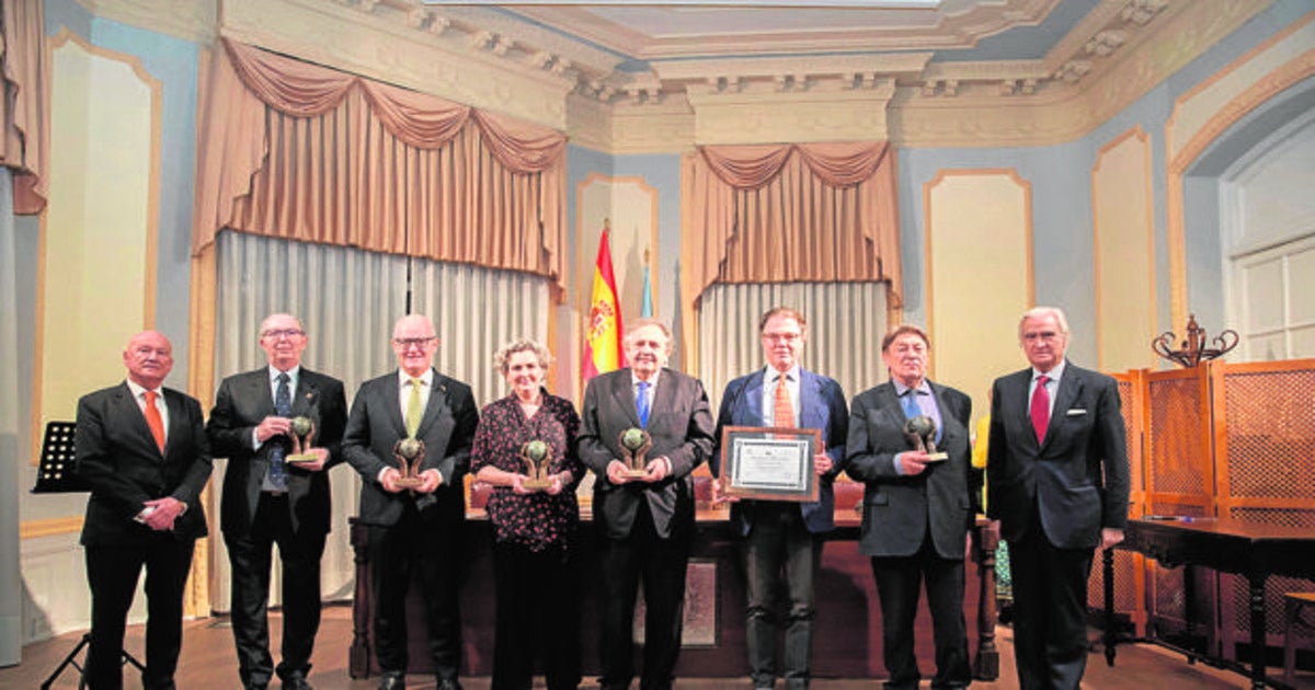 De izquierda a derecha: Amando Veiga Corral, Custodio López Zamarra, Nils Haugstveit, Pepa Muñóz, Ricardo Alfonsín, Ramón Gómez-Saura, Luis Cepeda y Carlos Escudero de Burón