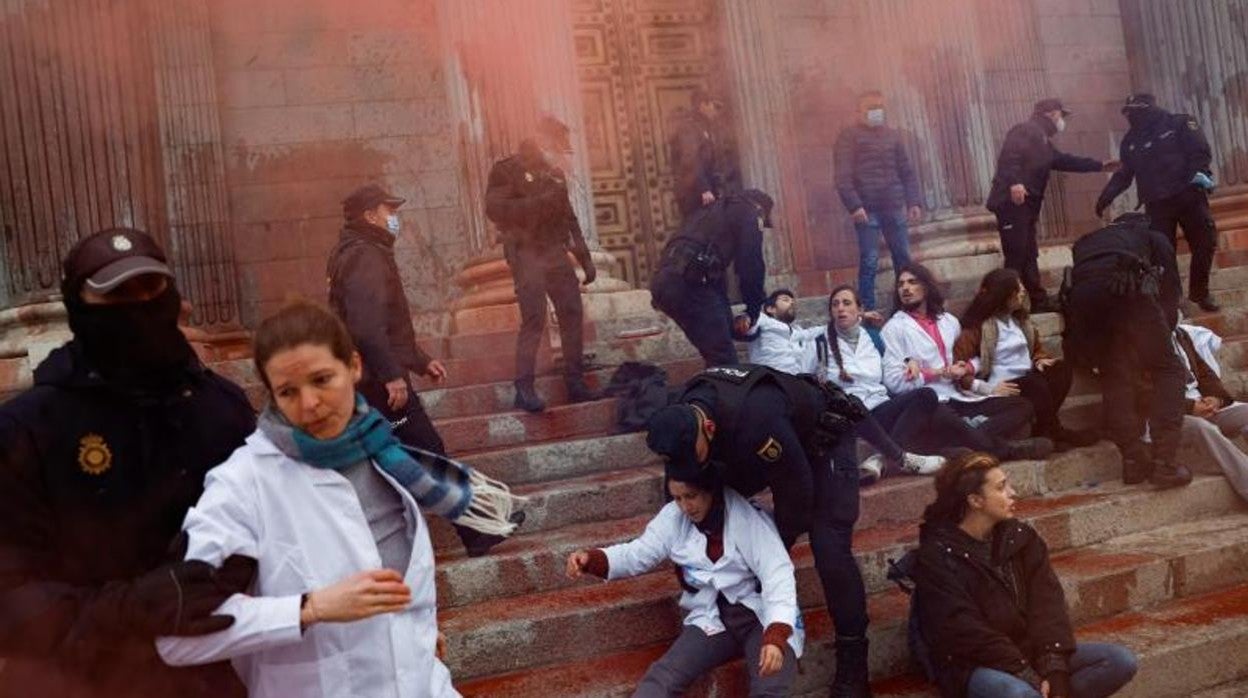 Protesta de 'Rebelión Científica' en el Congreso, donde han lanzado botes de pintura