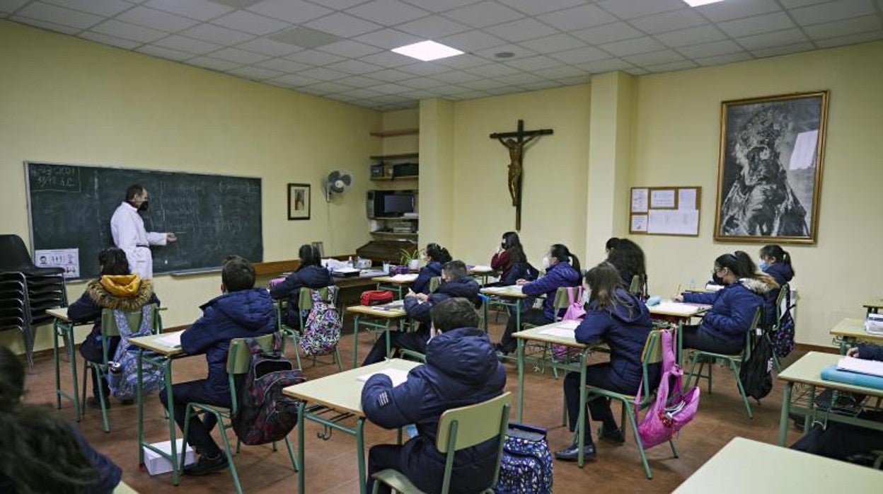 Alumnos del Colegio Ave María en unas clases habilitadas en una parroquia cercana el pasado curso por las medidas covid