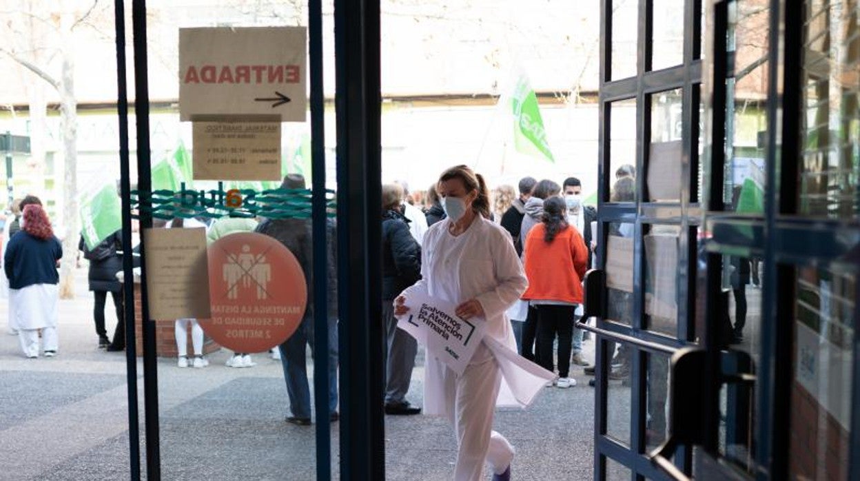 Enfermeras, enfermeros y fisioterapeutas se concentran en los centros de salud de Aragón para denunciar el grave deterioro, abandono y precariedad que sufre la Atención Primaria