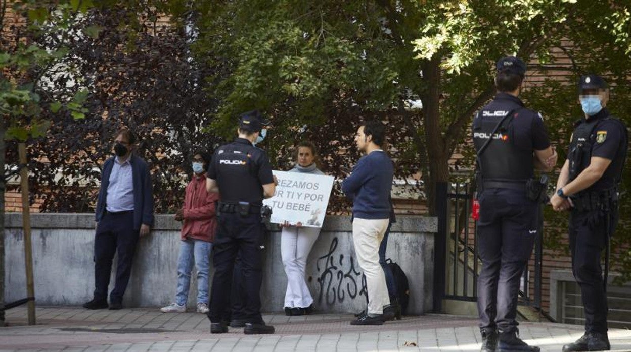 La policía dialoga con unos voluntarios de «40 días por la vida» que rezan frente a una clínica abortista en Madrid en septiembre de 2021