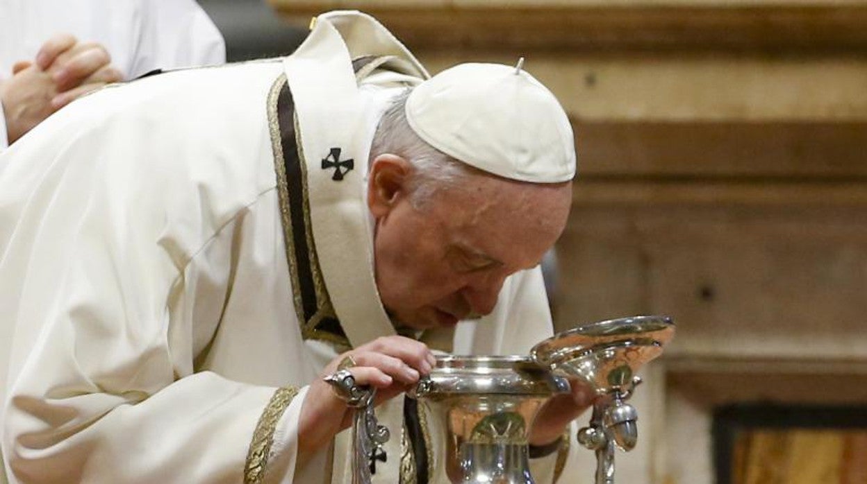 El Papa bendice los sagrados óleos durante la misa Crismal de este Jueves Santo