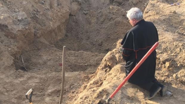 Un vía crucis en nombre del Papa ante fosas comunes de Bucha