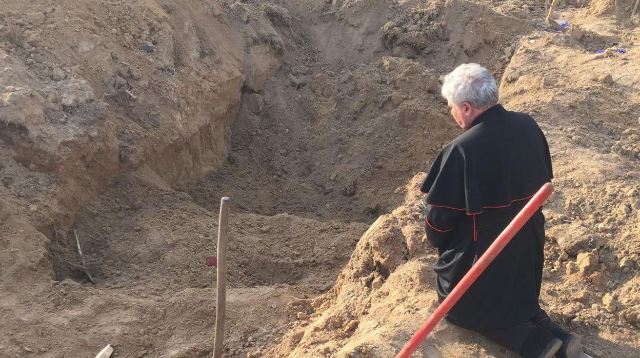 Un vía crucis en nombre del Papa ante fosas comunes de Bucha