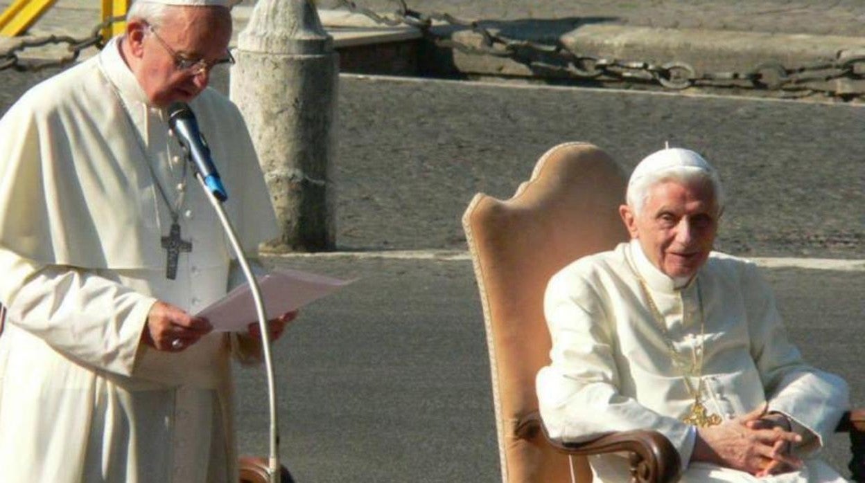 El Papa Francisco y Benedicto XVI en la inauguración de la estatua del arcángel San Miguel en el año 2013