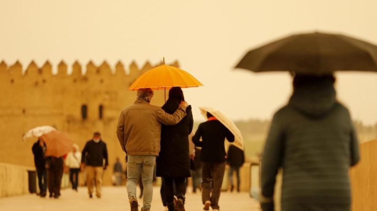 Imagen de finales de marzo en Córdoba mientras cae lluvia de barro