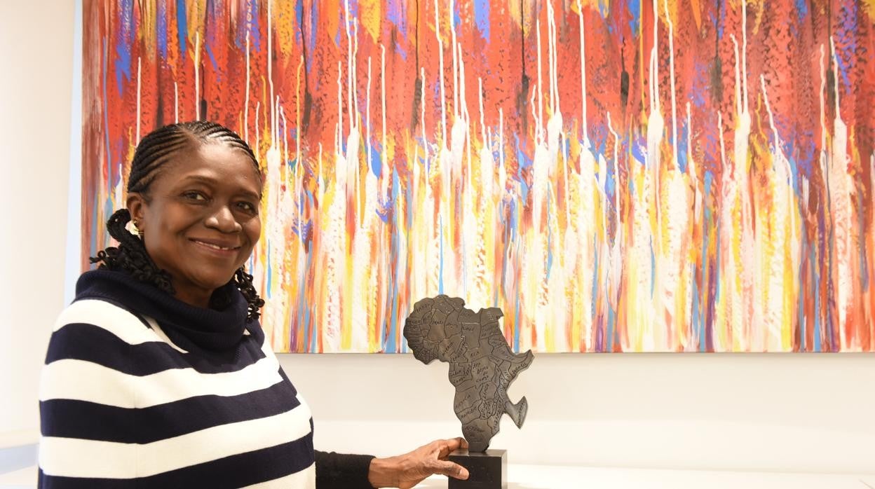 La economista nigeriana Franca Ovadje posa con el premio Harambee