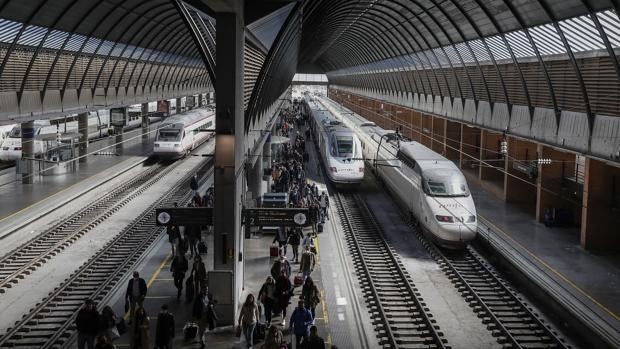 Las multas por fumar en un tren o molestar al pasaje ascienden a 750 euros