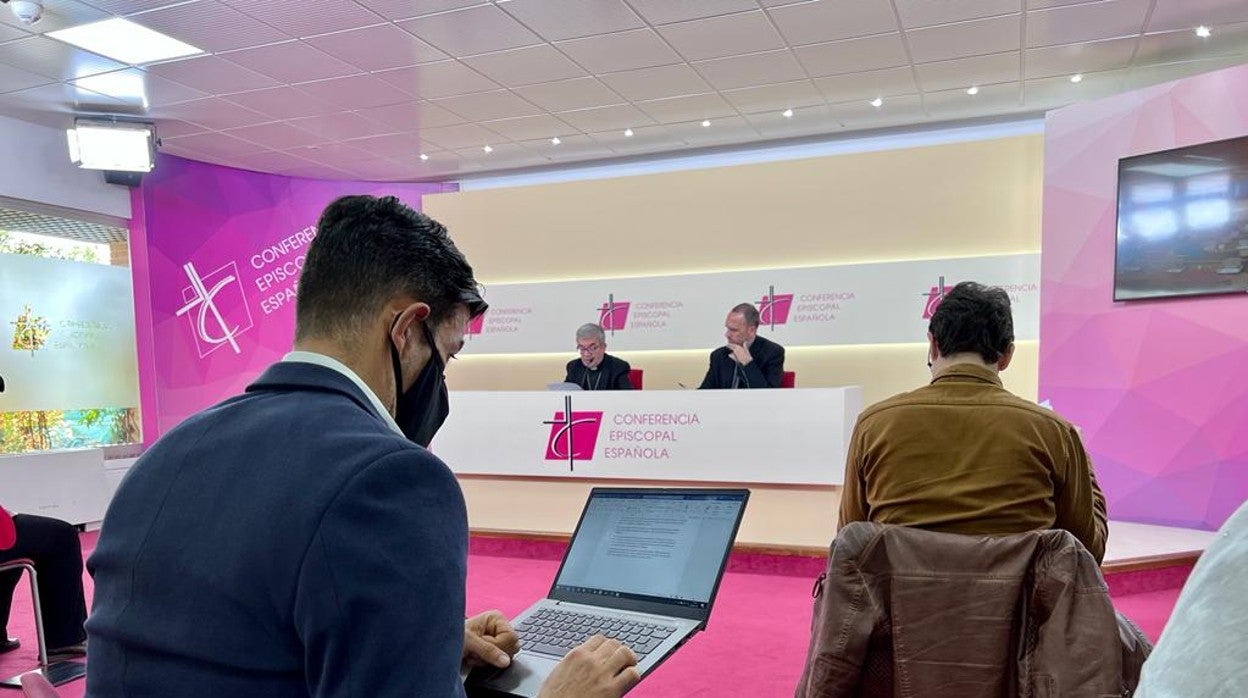 Un momento de la rueda de prensa de monseñor Argüello en la Conferencia Episcopal