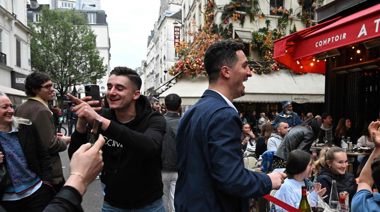 Una terraza con gran afluencia de gente en París