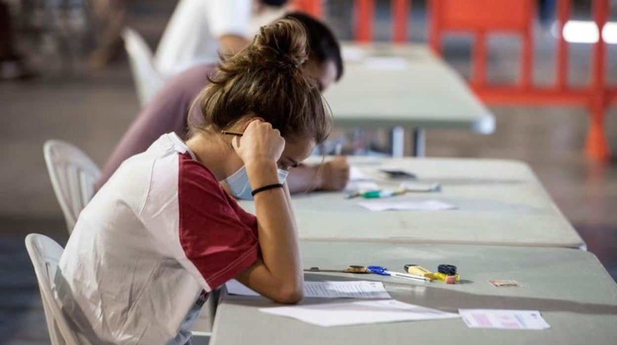 Una estudiante contesta la prueba de acceso a la universidad en Alayor (Menorca)