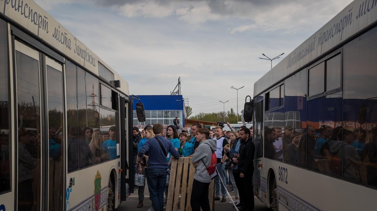 Refugiados ucranianos esperan a ser atendidos en Zaporiyia